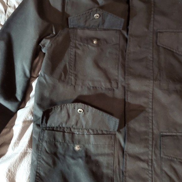 NWOT mens Old Navy lightweight jacket with hood and lots of pockets - Picture 9 of 12